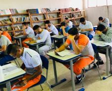 Provas do Enem são aplicadas aos presos de todo Paraná