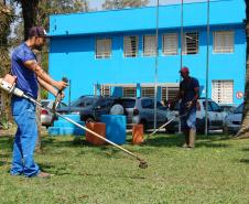 O Colégio Estadual Paulo Leminski, em Curitiba, está passando por obras de reparo, incluindo pintura e jardinagem. O trabalho é feito por detentos que participam do projeto Mãos Amigas, uma parceria entre as secretaria estaduais da Educação e da Justiça, Cidadania e Direitos Humanos. 