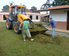 Presos do regime semiaberto em Piraquara trabalham para melhorar a cidade