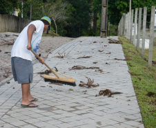 Presos do regime semiaberto em Piraquara trabalham para melhorar a cidade