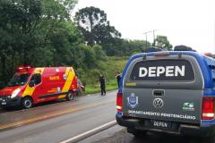 Uma família de três pessoas foi salva de um acidente na PR 466, no Km 248, em Manoel Ribas, por integrantes do Departamento de Polícia Penal (Deppen) enquanto voltavam de uma operação policial, na última terça-feira (05/01). As equipes compostas por integrantes do Grupo de Segurança Interna (GSI) da Penitenciária Industrial de Guarapuava (PIG) e das Cadeias Públicas de Pitanga e Guarapuava foram as primeiras a chegarem no local e ajudar no resgate da família, imediatamente após o ocorrido. 