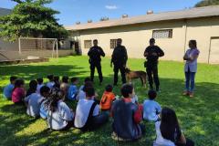 Cães da Polícia Penal realizam show para crianças de projeto social em Foz do Iguaçu