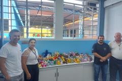 Ação de Páscoa entrega amigurumis produzidos pela Cadeia Pública Hildebrando de Souza a alunos excepcionais de Ponta Grossa