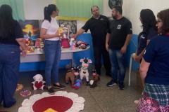 Em Foz do Iguaçu, Polícia Penal realiza entrega de Amigurumis para ONG e Delegacia da Mulher