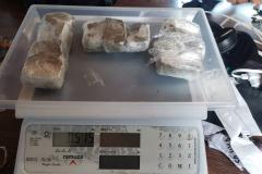 Em posse do servidor foram encontrados 515 gramas de substância análoga a maconha, um aparelho celular e um carregador e seis pacotes de fumo caiçara.