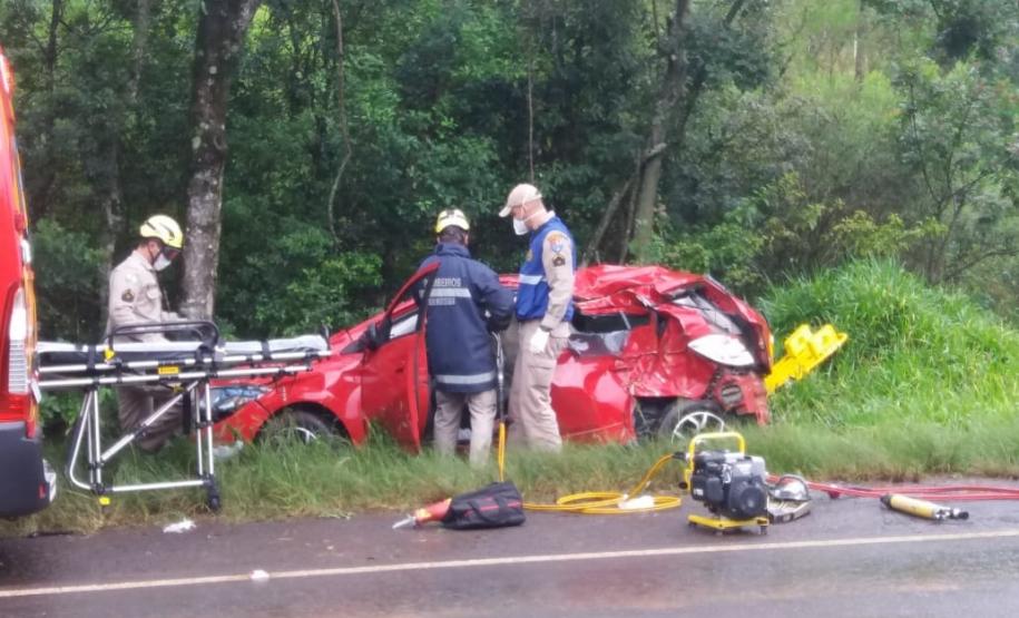 Uma família de três pessoas foi salva de um acidente na PR 466, no Km 248, em Manoel Ribas, por integrantes do Departamento de Polícia Penal (Deppen) enquanto voltavam de uma operação policial, na última terça-feira (05/01). As equipes compostas por integrantes do Grupo de Segurança Interna (GSI) da Penitenciária Industrial de Guarapuava (PIG) e das Cadeias Públicas de Pitanga e Guarapuava foram as primeiras a chegarem no local e ajudar no resgate da família, imediatamente após o ocorrido.