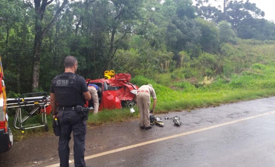 Uma família de três pessoas foi salva de um acidente na PR 466, no Km 248, em Manoel Ribas, por integrantes do Departamento de Polícia Penal (Deppen) enquanto voltavam de uma operação policial, na última terça-feira (05/01). As equipes compostas por integrantes do Grupo de Segurança Interna (GSI) da Penitenciária Industrial de Guarapuava (PIG) e das Cadeias Públicas de Pitanga e Guarapuava foram as primeiras a chegarem no local e ajudar no resgate da família, imediatamente após o ocorrido.