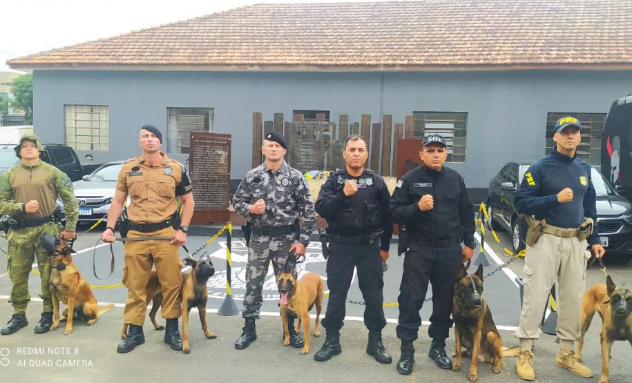 Policial Penal participa de treinamento com cães ofertado pela PM