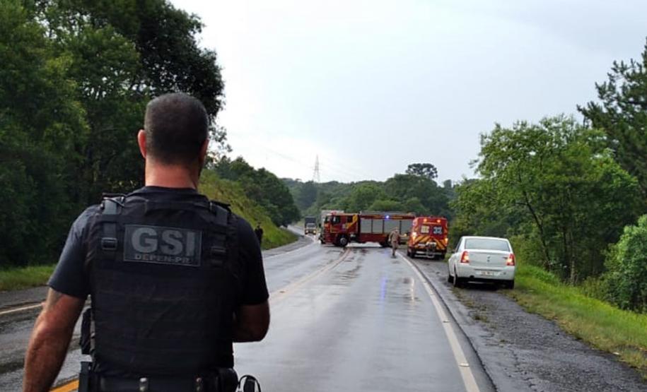 Uma família de três pessoas foi salva de um acidente na PR 466, no Km 248, em Manoel Ribas, por integrantes do Departamento de Polícia Penal (Deppen) enquanto voltavam de uma operação policial, na última terça-feira (05/01). As equipes compostas por integrantes do Grupo de Segurança Interna (GSI) da Penitenciária Industrial de Guarapuava (PIG) e das Cadeias Públicas de Pitanga e Guarapuava foram as primeiras a chegarem no local e ajudar no resgate da família, imediatamente após o ocorrido.