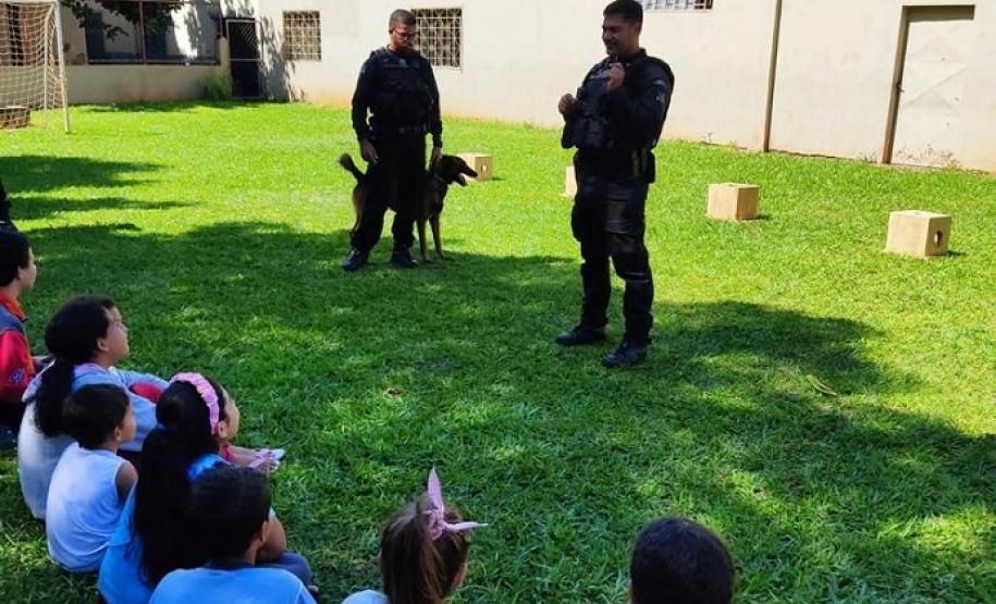 Cães da Polícia Penal realizam show para crianças de projeto social em Foz do Iguaçu
