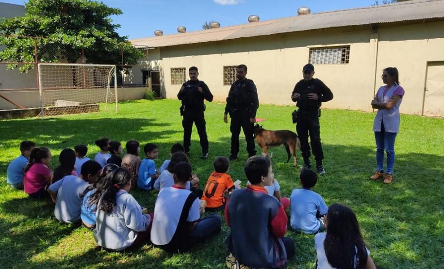 Cães da Polícia Penal realizam show para crianças de projeto social em Foz do Iguaçu