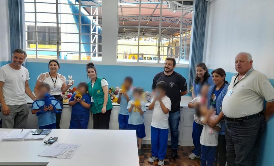 Ação de Páscoa entrega amigurumis produzidos pela Cadeia Pública Hildebrando de Souza a alunos excepcionais de Ponta Grossa