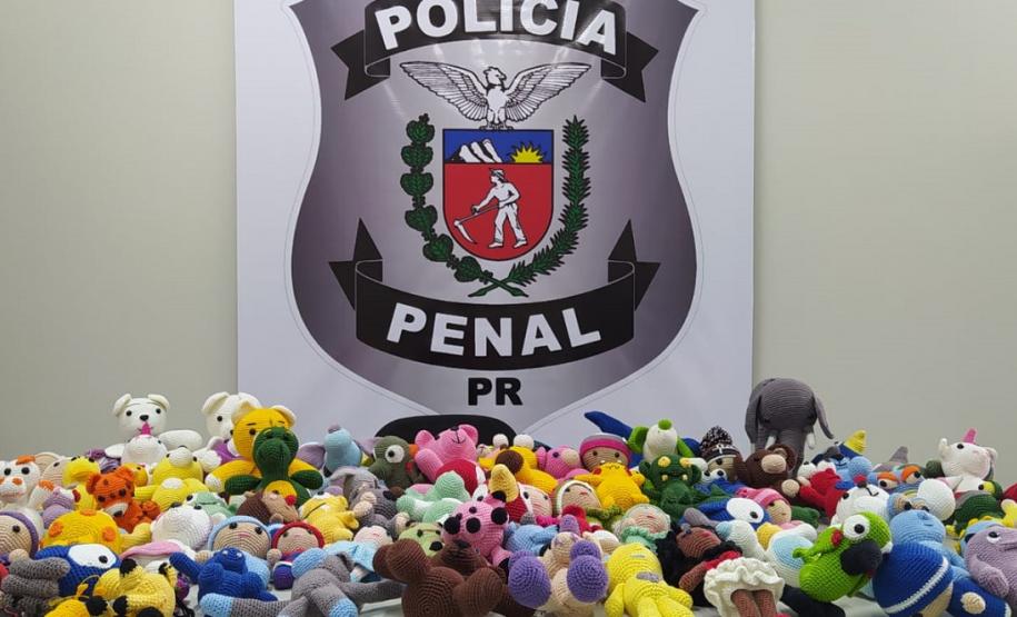 Ação de Páscoa entrega amigurumis produzidos pela Cadeia Pública Hildebrando de Souza a alunos excepcionais de Ponta Grossa