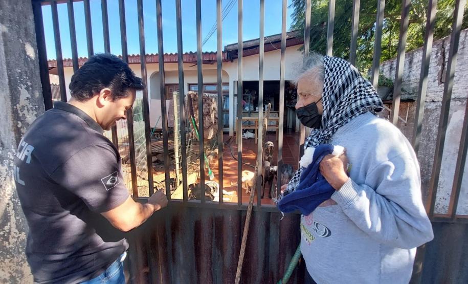 Polícia Penal do Paraná doa camas e roupas pet confeccionadas por apenados a abrigo de animais em Cascavel