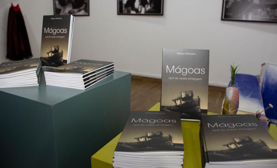 Policial penal da regional de Londrina publica livro de poesias