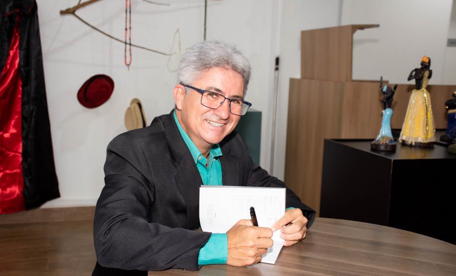 Policial penal da regional de Londrina publica livro de poesias