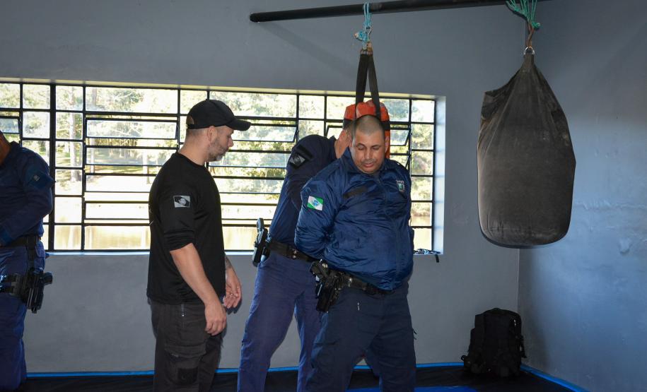 Polícia Penal do Paraná capacita 60 guardas municipais em imobilização e algemamento