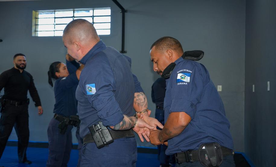 Polícia Penal do Paraná capacita 60 guardas municipais em imobilização e algemamento