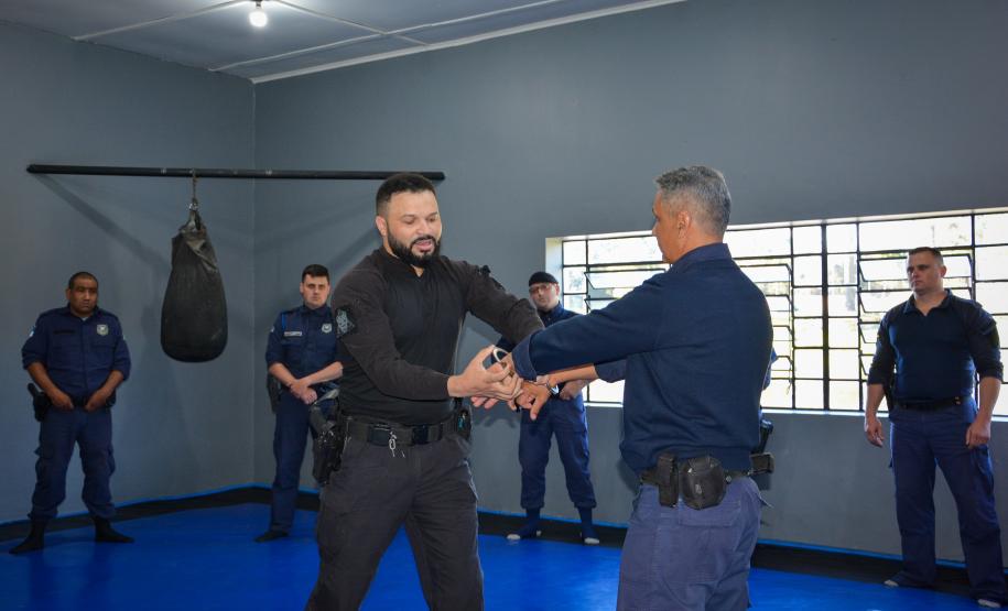 Polícia Penal do Paraná capacita 60 guardas municipais em imobilização e algemamento