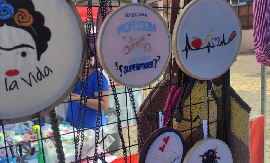 Produção artesanal de apenados é difundida na feira educacional de Londrina