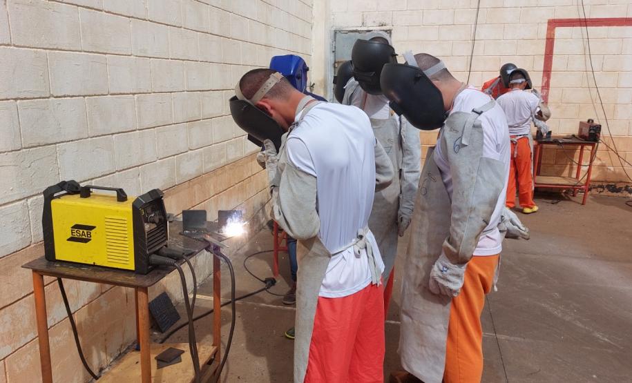 Curso de soldador qualifica 10 pessoas privadas de liberdade em penitenciária de Cascavel