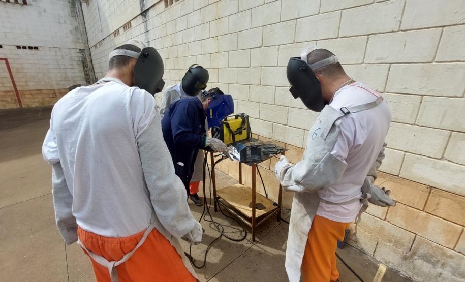 Curso de soldador qualifica 10 pessoas privadas de liberdade em penitenciária de Cascavel