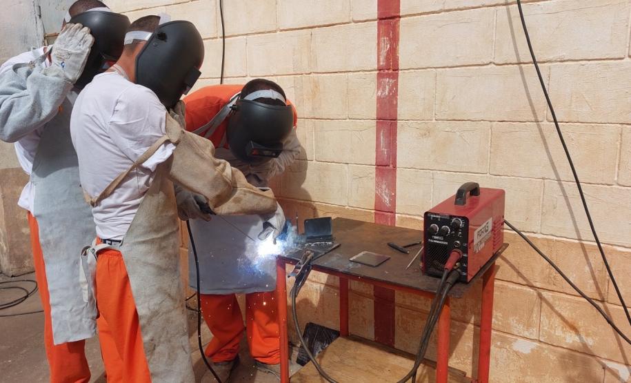 Curso de soldador qualifica 10 pessoas privadas de liberdade em penitenciária de Cascavel