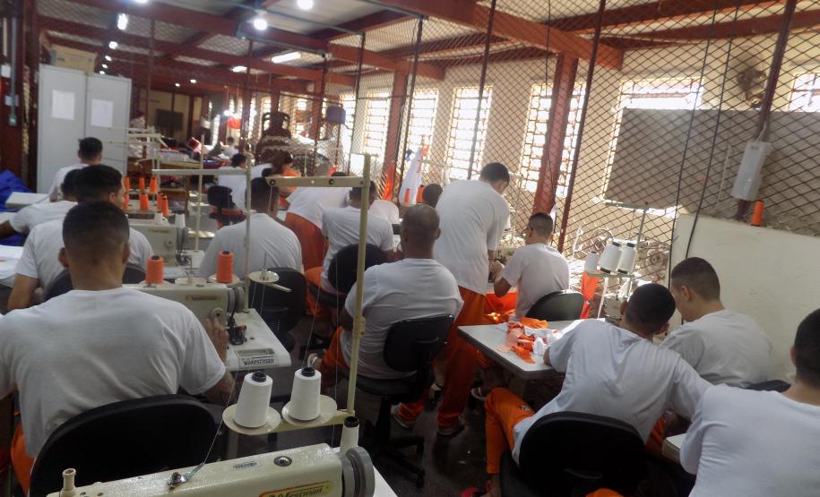 Em Maringá, 36 detentos formam-se em curso de assistente de costura