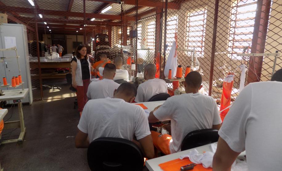 Em Maringá, 36 detentos formam-se em curso de assistente de costura