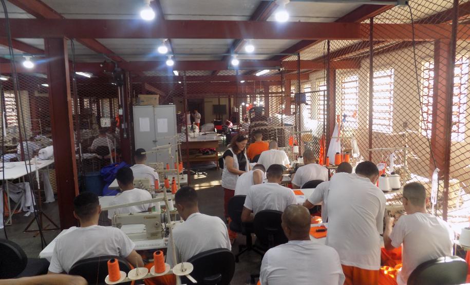 Em Maringá, 36 detentos formam-se em curso de assistente de costura