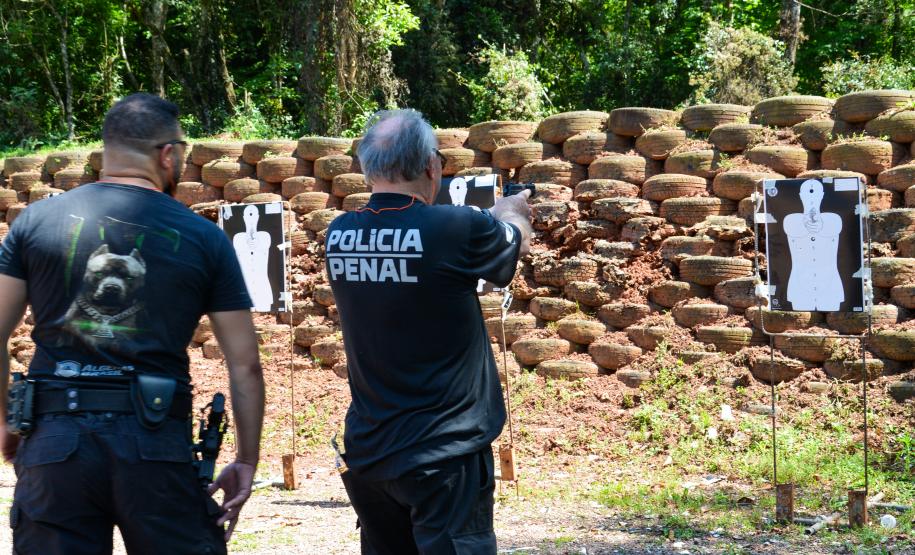 Polícia Penal do Paraná qualifica cerca de 140 policiais em treinamento de habilitação em pistola neste ano