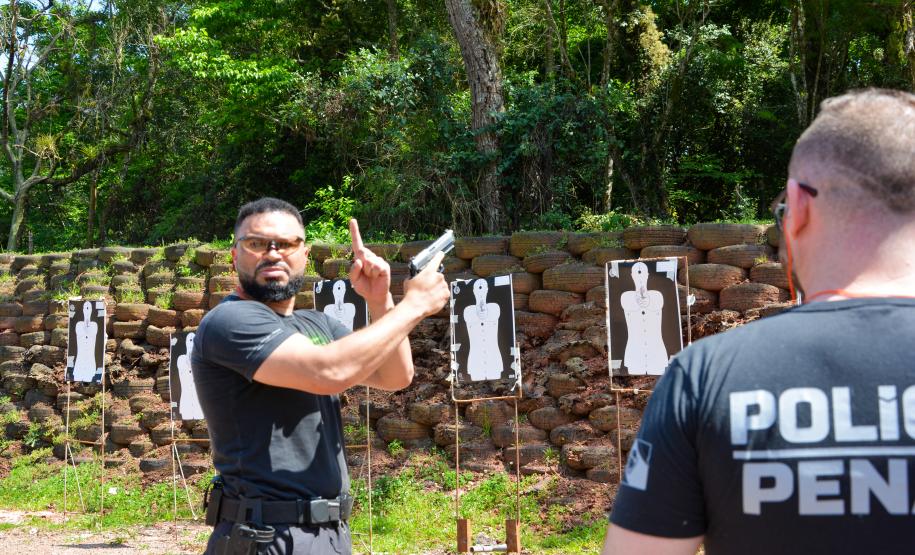 Polícia Penal do Paraná qualifica cerca de 140 policiais em treinamento de habilitação em pistola neste ano