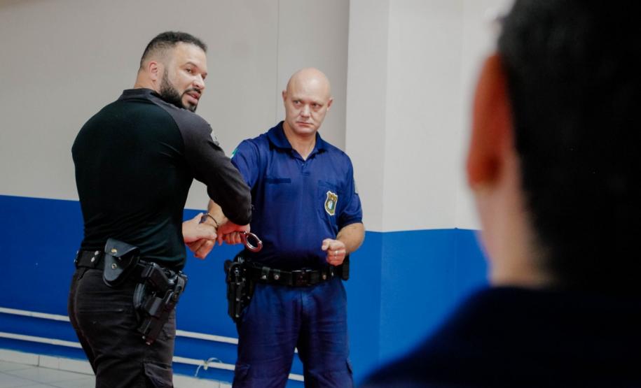 Polícia Penal instrui agentes da Polícia Civil e Guarda Municipal de Irati em imobilização e algemamento