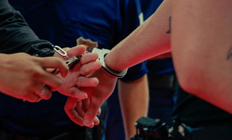 Polícia Penal instrui agentes da Polícia Civil e Guarda Municipal de Irati em imobilização e algemamento