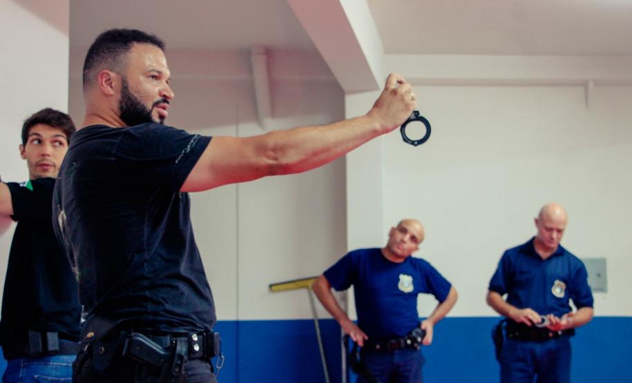 Polícia Penal instrui agentes da Polícia Civil e Guarda Municipal de Irati em imobilização e algemamento