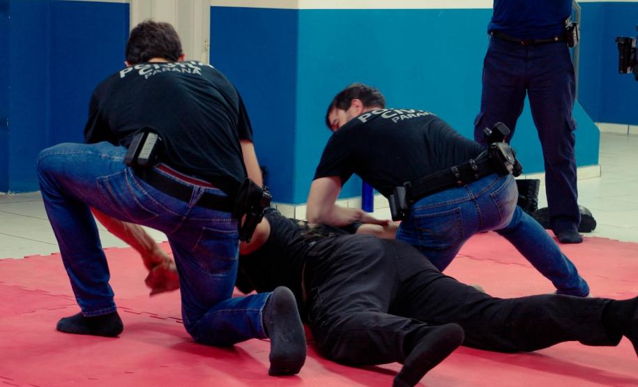Polícia Penal instrui agentes da Polícia Civil e Guarda Municipal de Irati em imobilização e algemamento