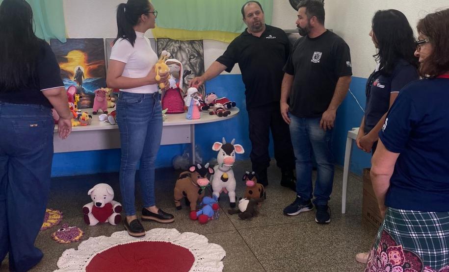 Em Foz do Iguaçu, Polícia Penal realiza entrega de Amigurumis para ONG e Delegacia da Mulher