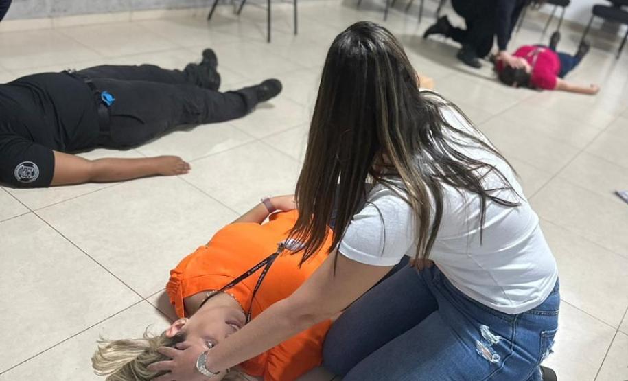 Policiais penais de Foz do Iguaçu recebem treinamento de primeiros socorros em situações de emergência