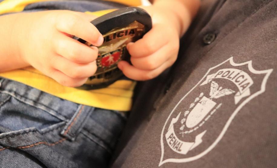 Crianças e adolescentes em acolhimento social de Cascavel recebem visita e presentes de policiais penais