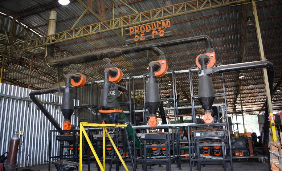 Mão de obra prisional transforma pneus usados em matéria-prima para asfalto no Paraná