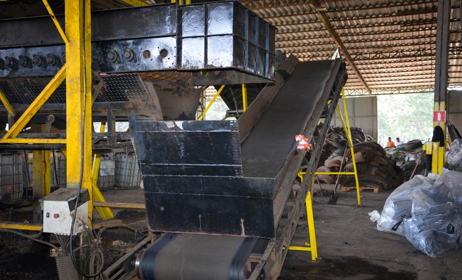 Mão de obra prisional transforma pneus usados em matéria-prima para asfalto no Paraná