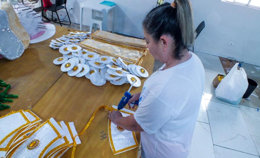 Mulheres privadas de liberdade produzem fantasias para escola de samba de Curitiba
