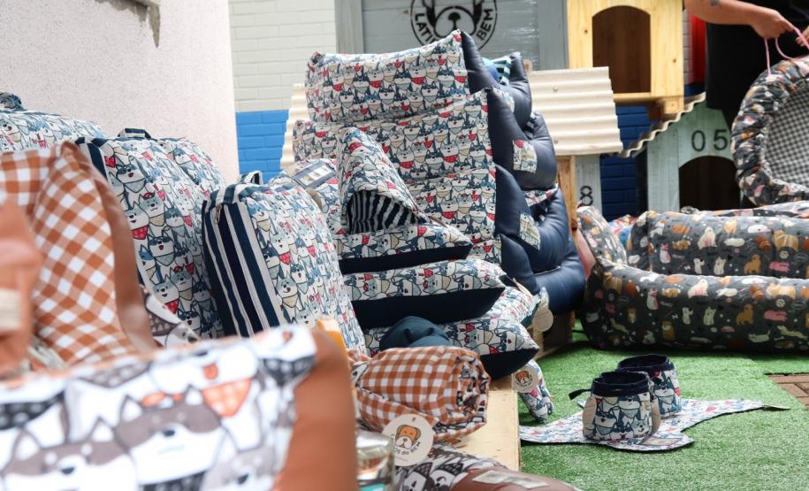 Projeto Pipoca: Polícia Penal entrega casinhas fabricadas por pessoas privadas de liberdade para cães em situação de rua