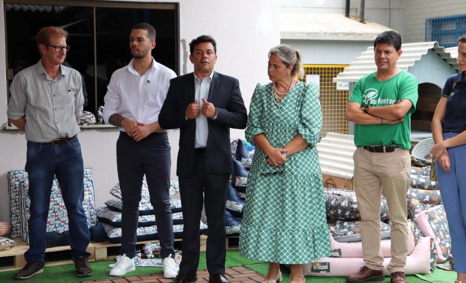 Projeto Pipoca: Polícia Penal entrega casinhas fabricadas por pessoas privadas de liberdade para cães em situação de rua