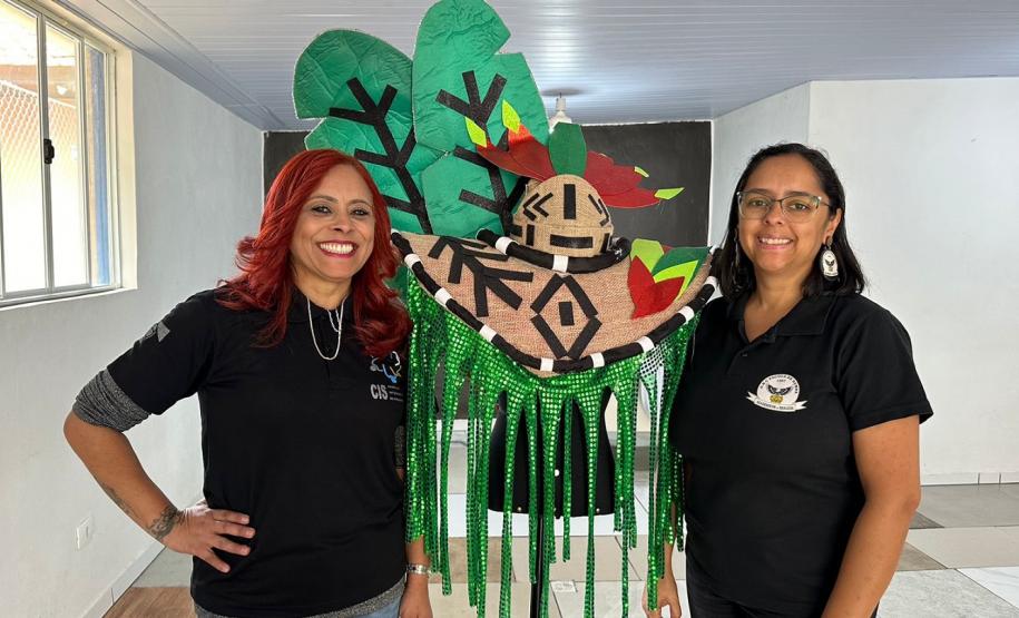 Mulheres privadas de liberdade produzem fantasias para escola de samba de Curitiba