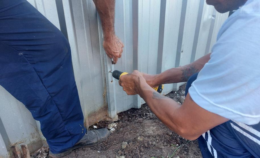 Pessoas privadas de liberdade atuam na manutenção de espaços públicos em Guaratuba