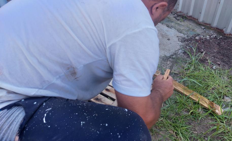 Pessoas privadas de liberdade atuam na manutenção de espaços públicos em Guaratuba