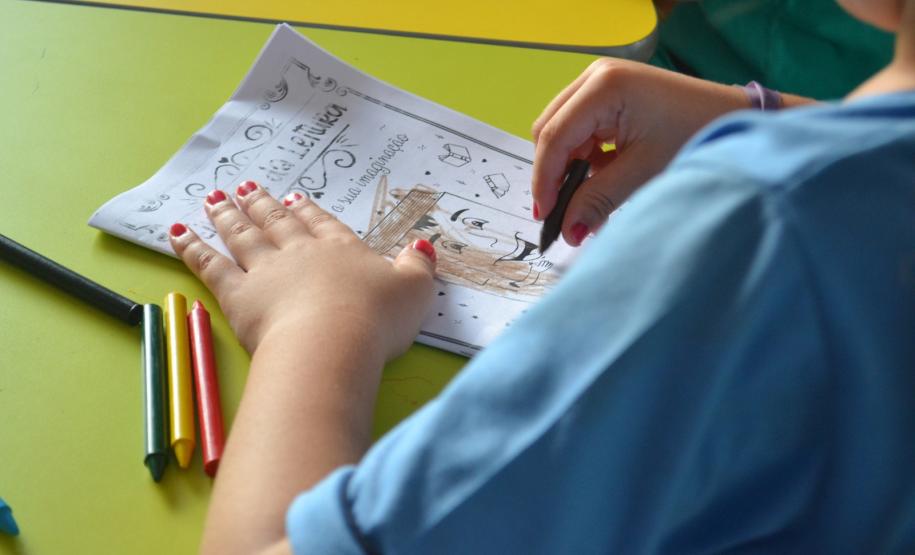 Livro de colorir criado por mulheres privadas de liberdade leva arte e educação a crianças na região de Umuarama