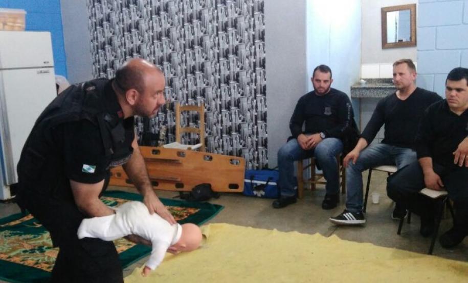 Policial Penal socorre criança engasgada em caso de emergência em Ponta Grossa