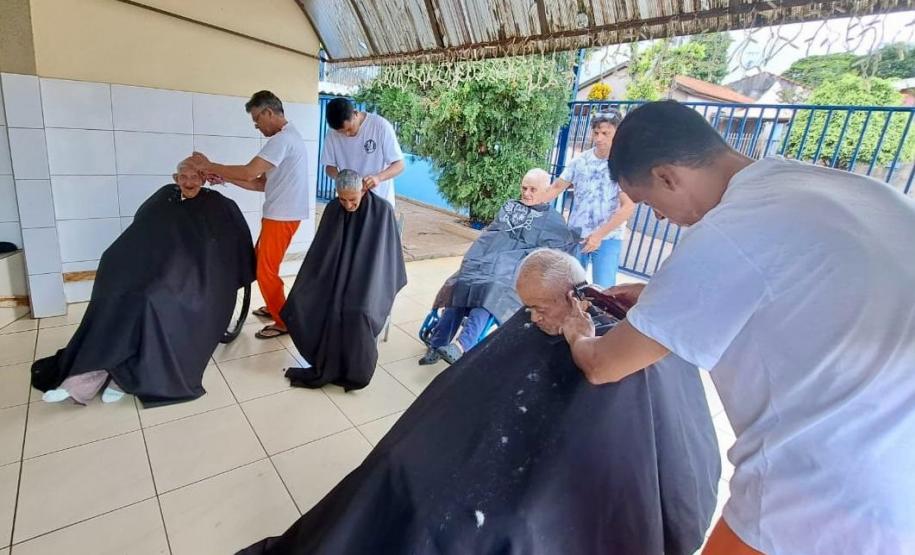Homens privados de liberdade realizam cortes de cabelo e barba em asilo de Jandaia do Sul
